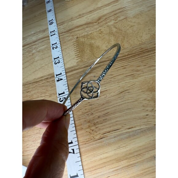 Kendra Scott Silver-Tone Textured Bangle Bracelet With Geometric Centerpiece - Picture 4 of 7